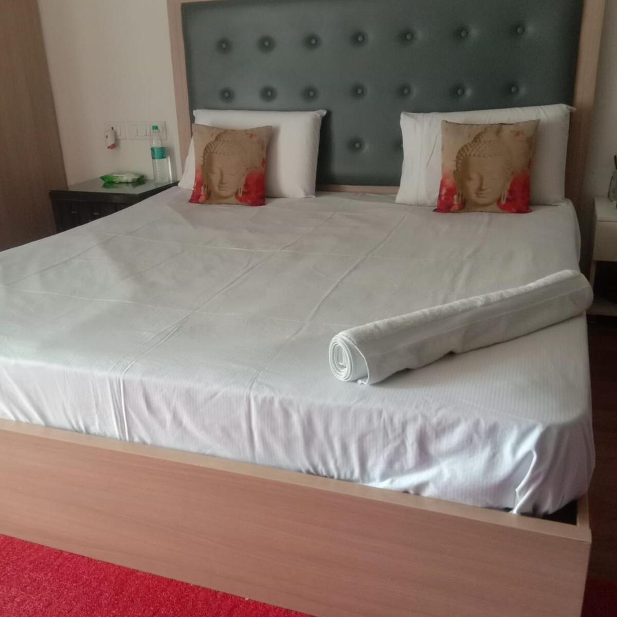 Independent European Style Fully Furnished Studio Noida Apartment Exterior photo